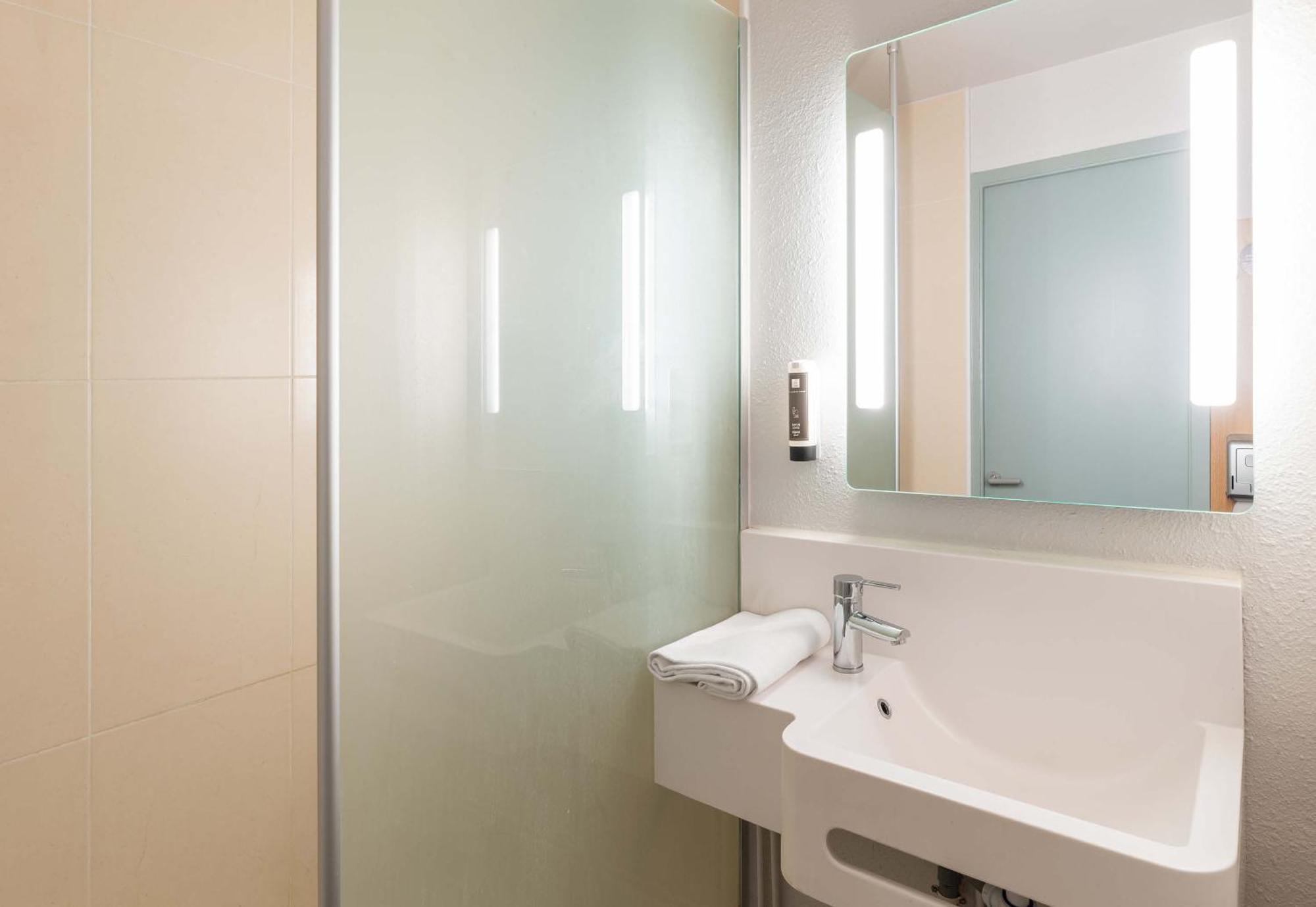 B&B Hotel Lyon Grand Stade Meyzieu Kültér fotó